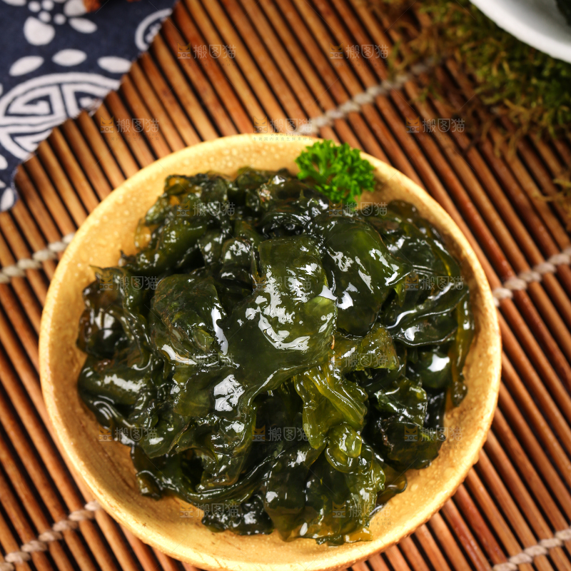 竹底上放着野生地皮菜