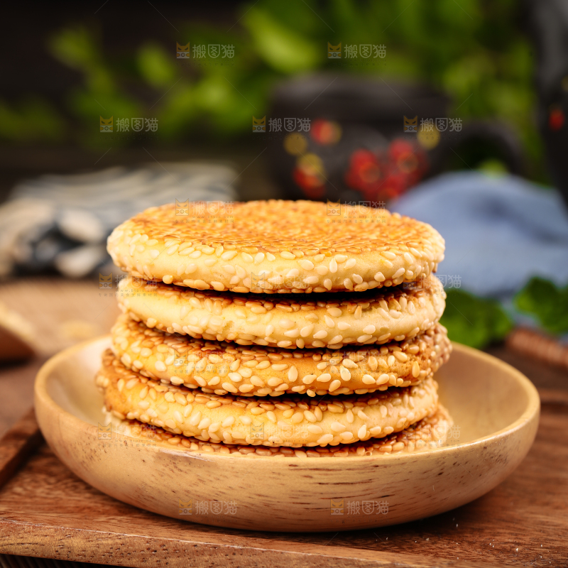 木板上放着黄石港饼