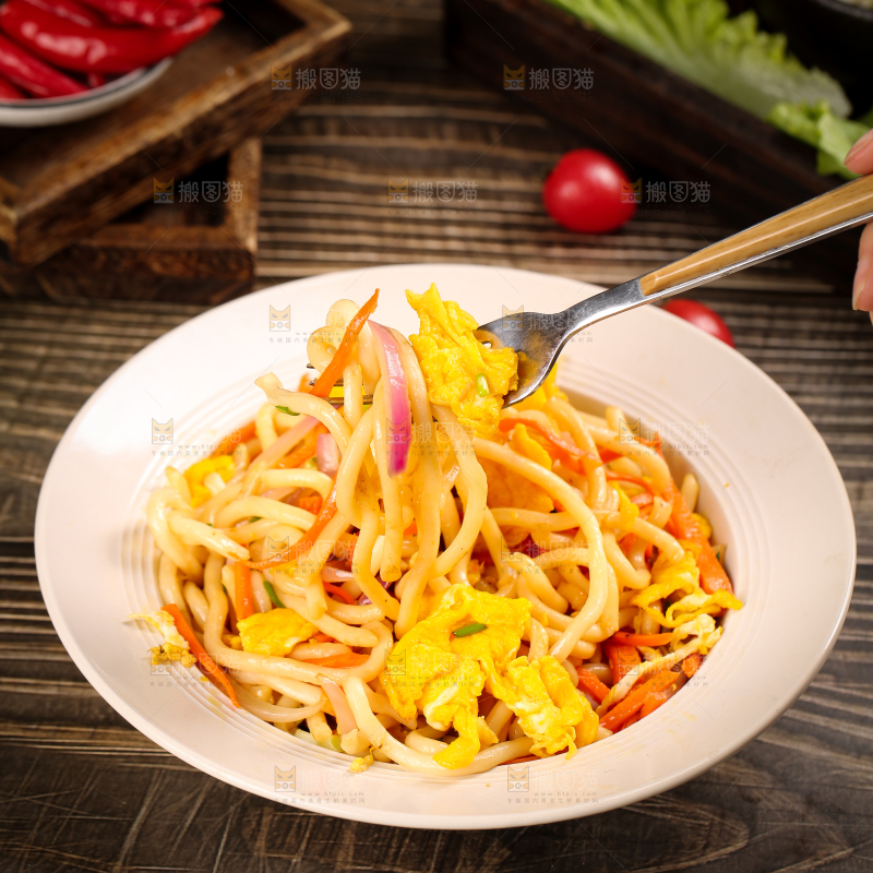 盘子里装着乌冬面炒鸡蛋