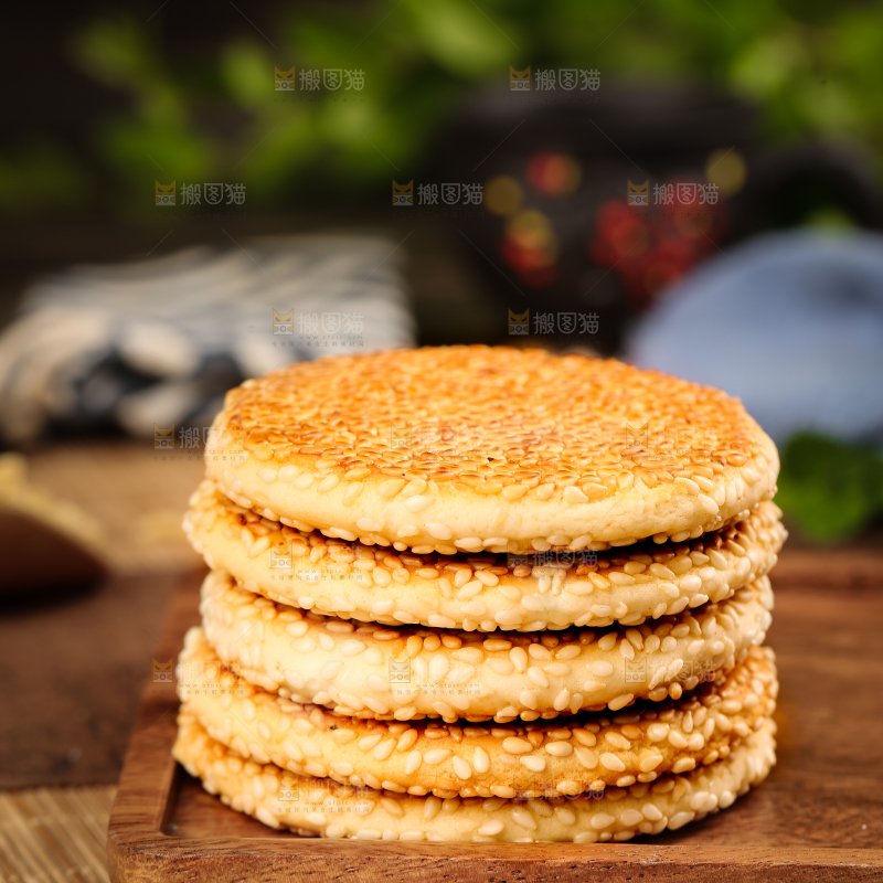 木板上放着黄石港饼