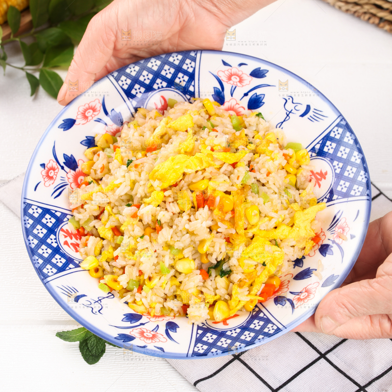 盘子里的玉米鸡蛋饭