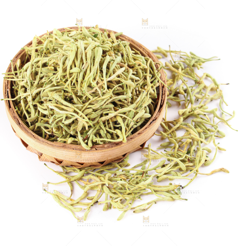 一筐干金银花放在白底上