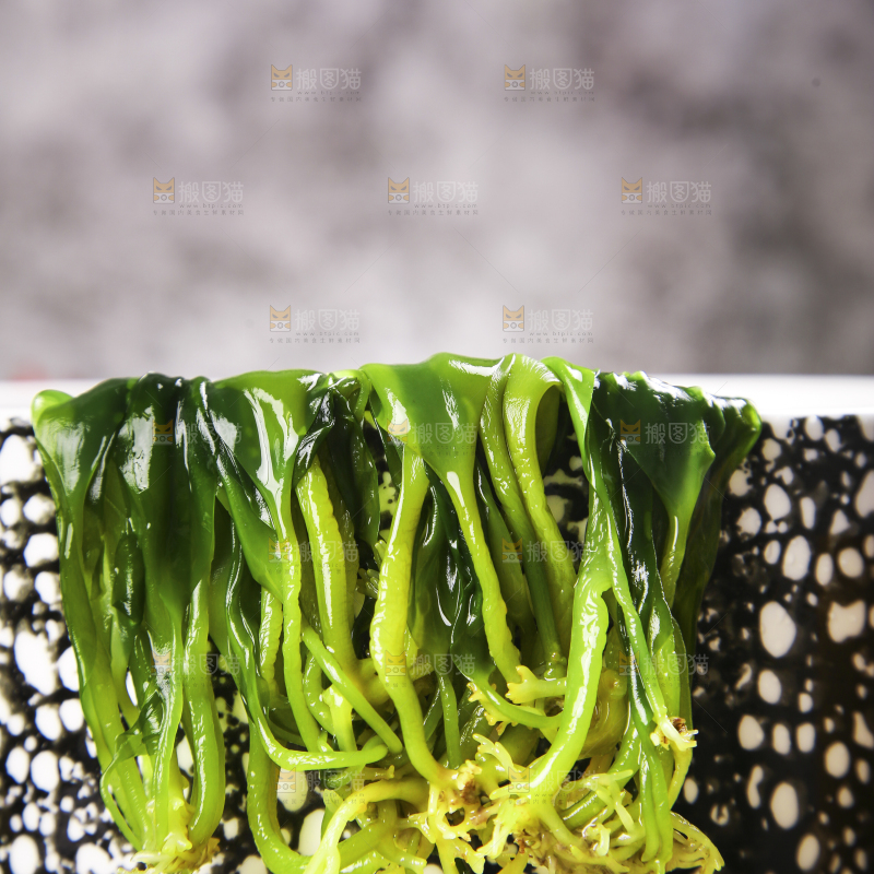 木板上放着一碗海白菜