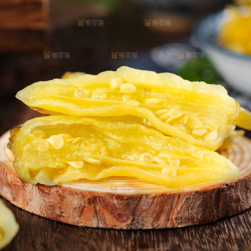 木板上放着野山椒