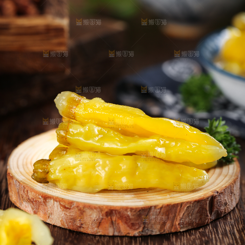 木板上放着野山椒