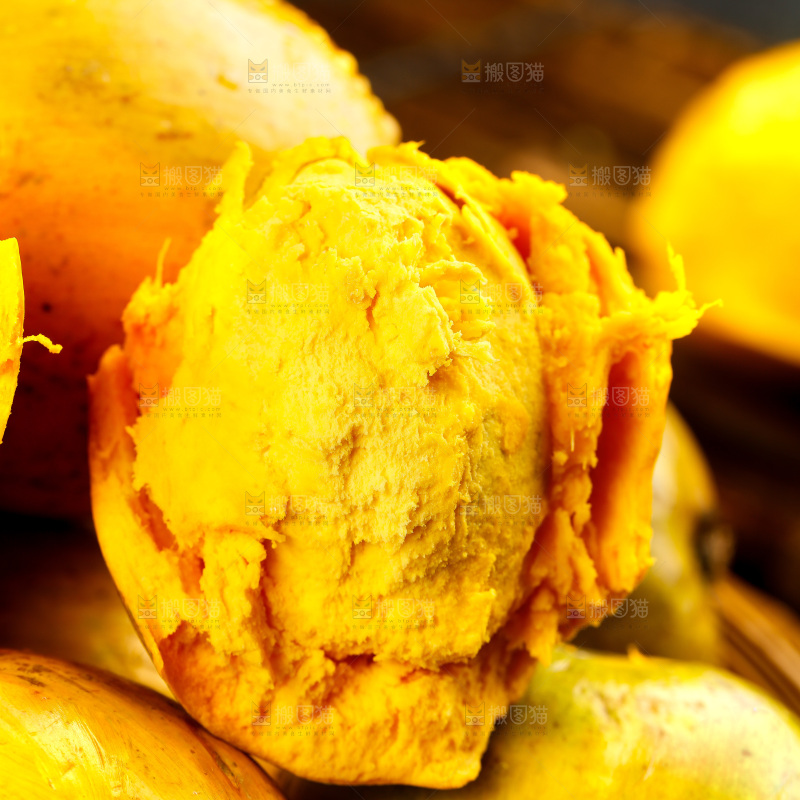 一盘海南蛋黄果放在深底上