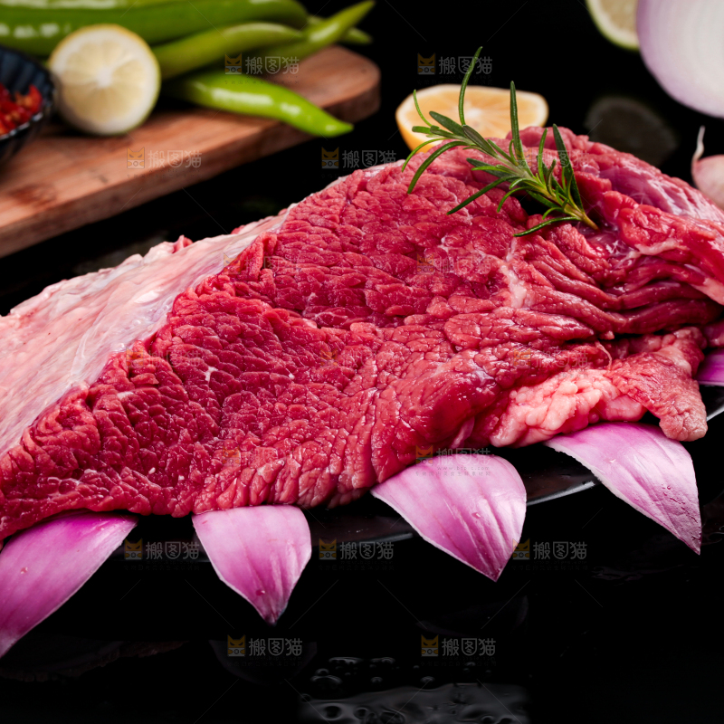 盘子里装着牛腿肉