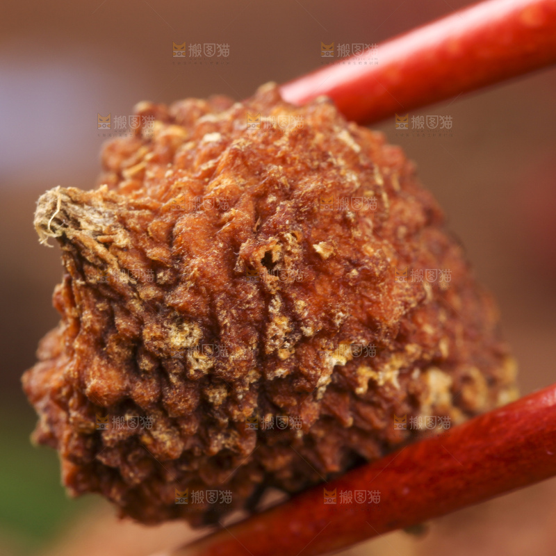 筷子夹着刺梨干