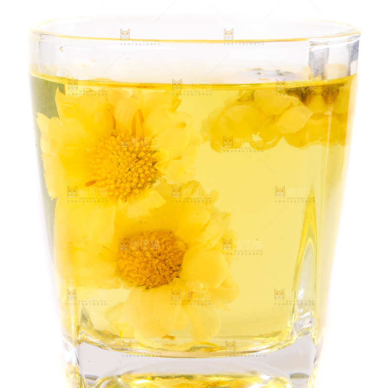 白底上放着一杯菊花茶