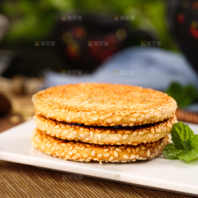 白石板上的芝麻馅饼