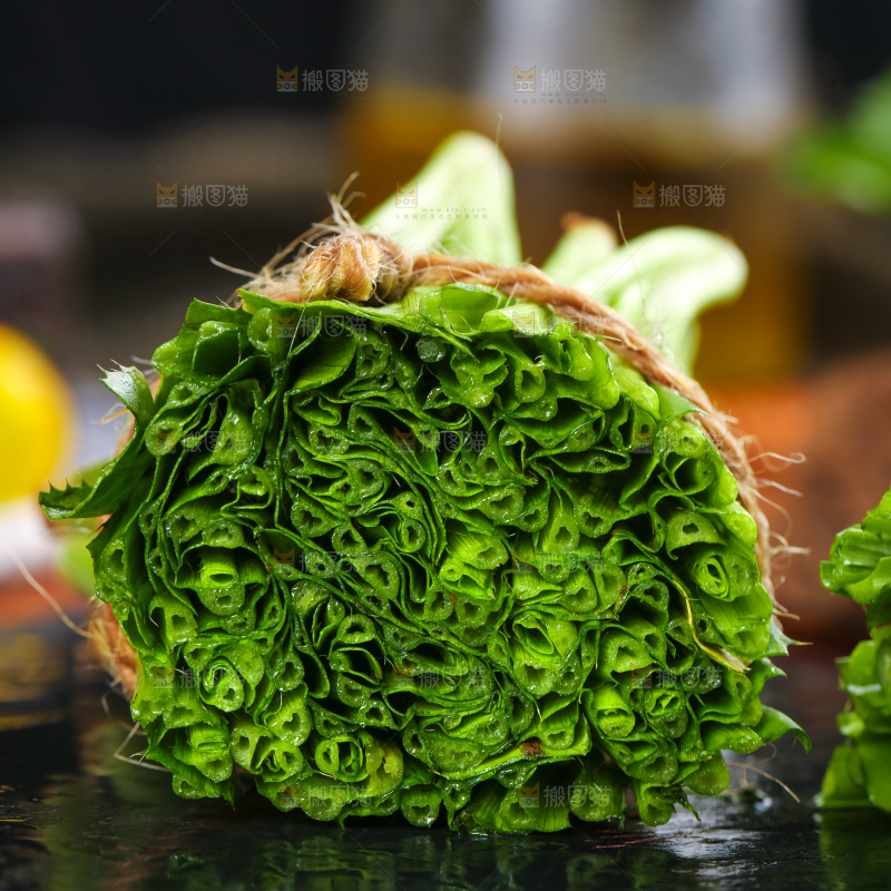 黑石板上放着切开的云南大香菜