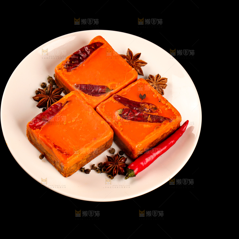 一盘麻辣火锅料放在黑底上