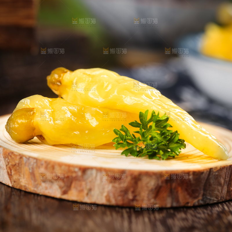 木板上放着野山椒