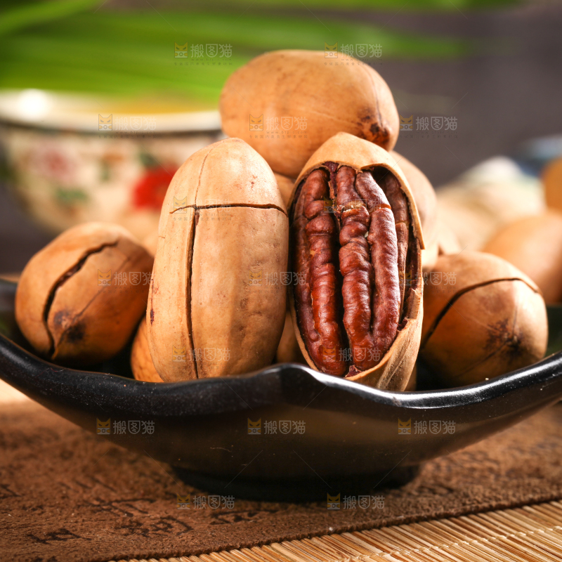 木底上放着一碟长寿果