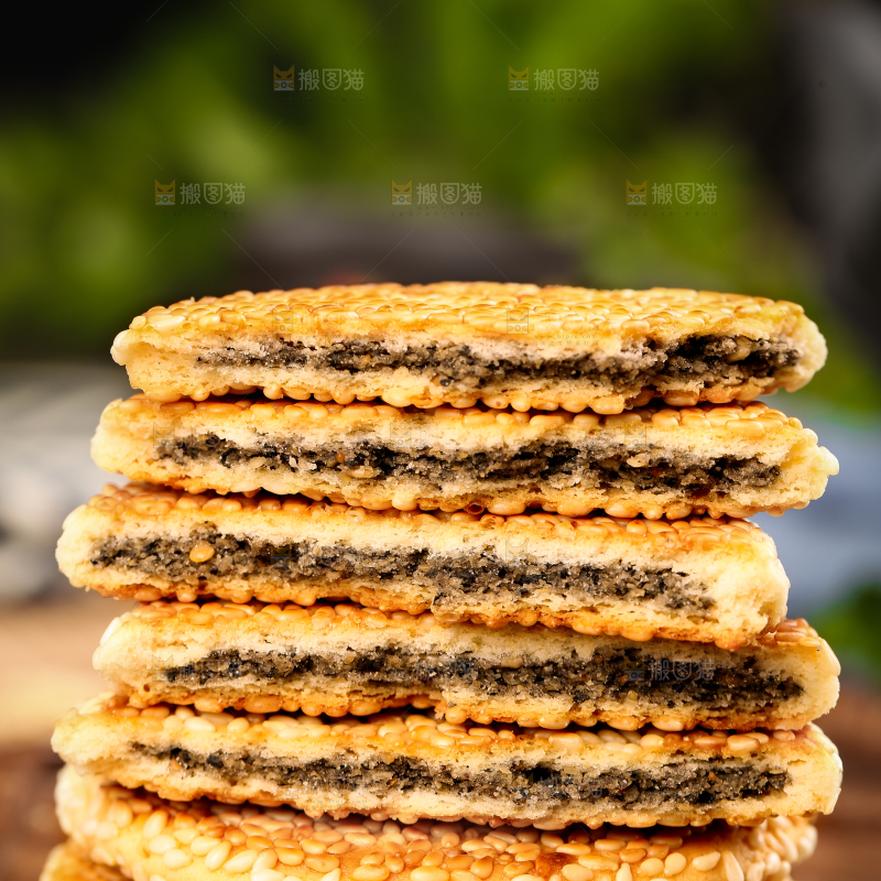 木板上放着黄石港饼