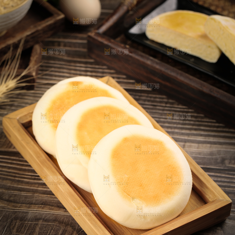 盘子里装着奶香饼