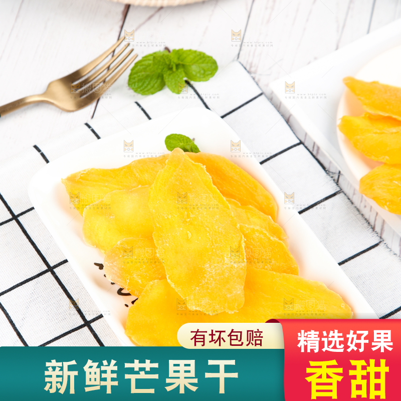 格子布上放着一盘泰国芒果干