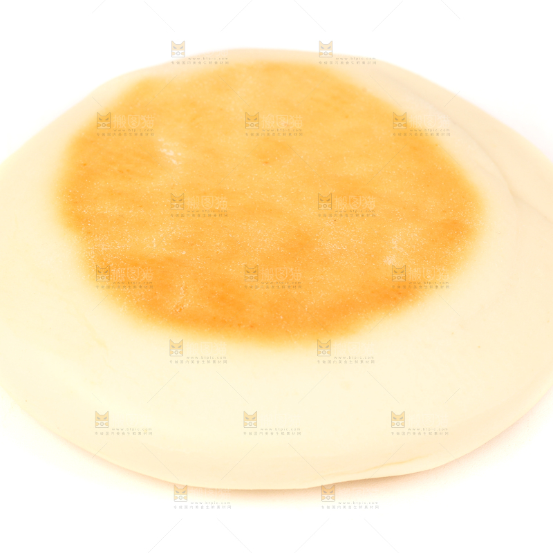 白底上放着蛋奶饼
