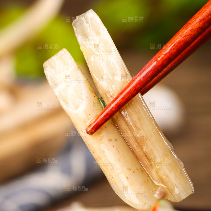 筷子上夹着炒藕带