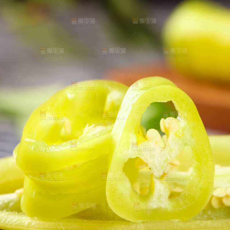 木板上切开的VC辣椒