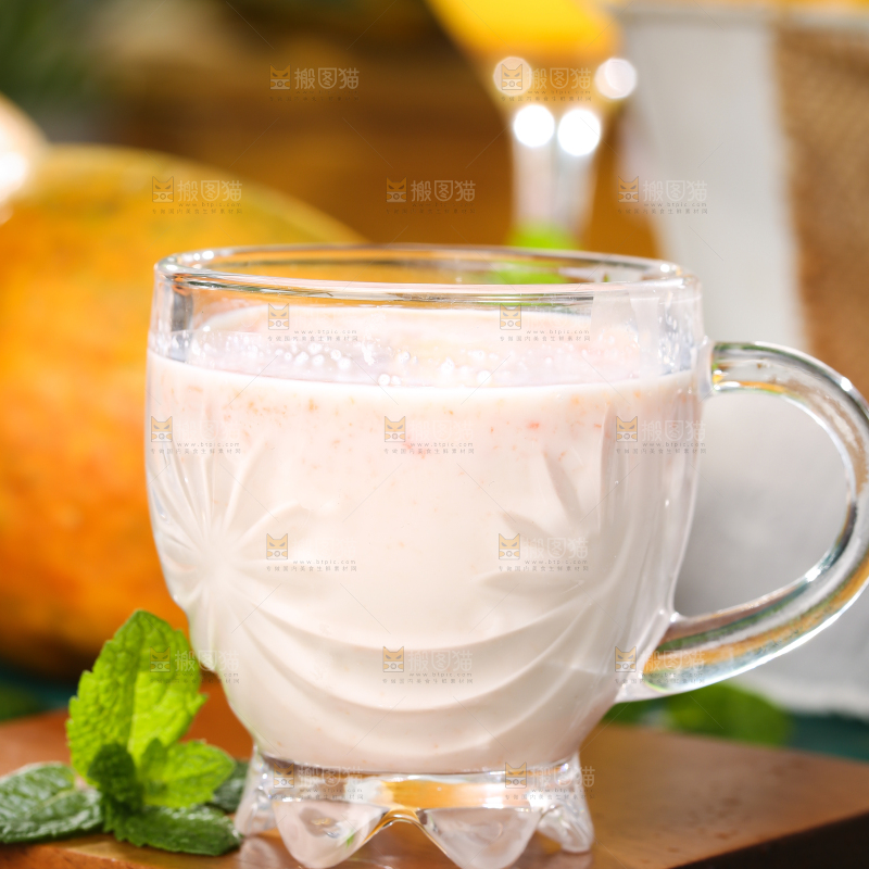 碗里装着牛奶木瓜