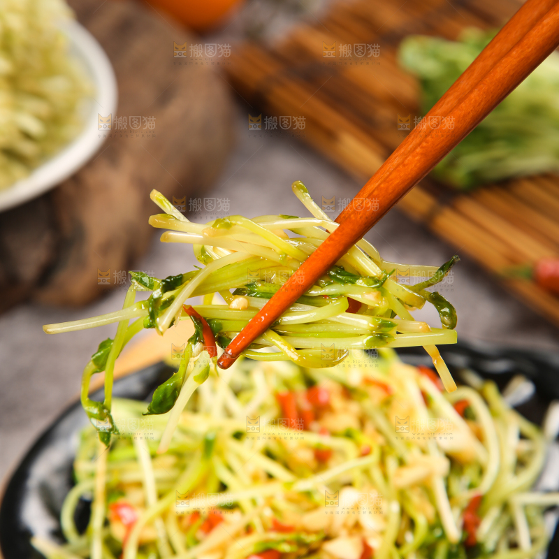 盘子里装着炒豌豆芽苗菜
