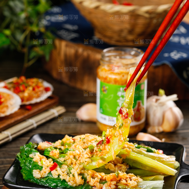 筷子夹着蒜蓉生菜