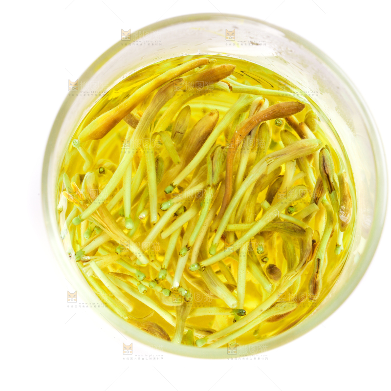 白底上放着一杯金银花茶