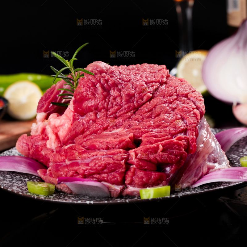 盘子里装着牛腿肉