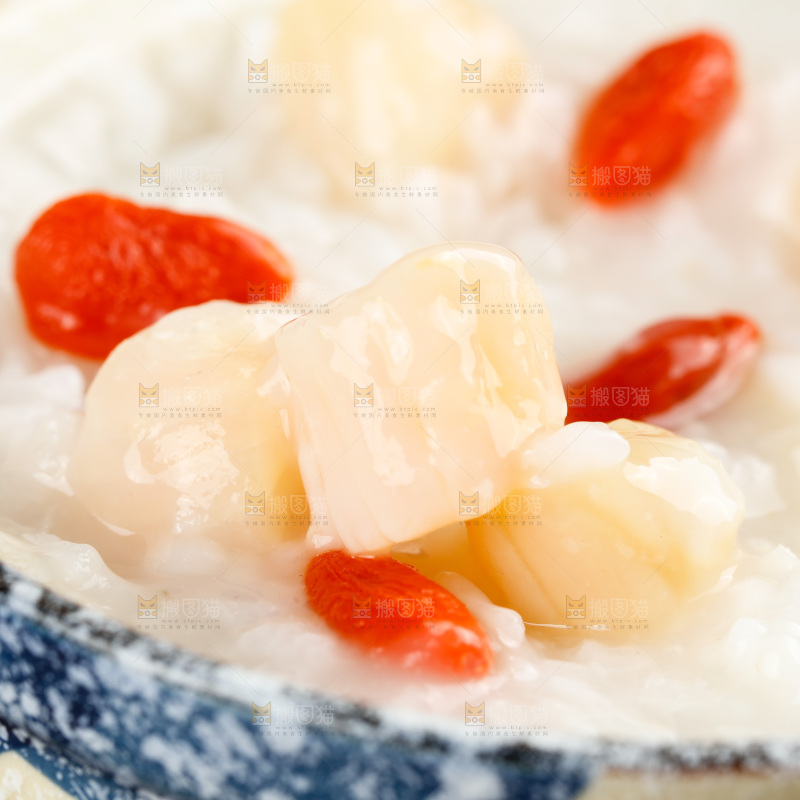 浅底上放着一杯干贝粥