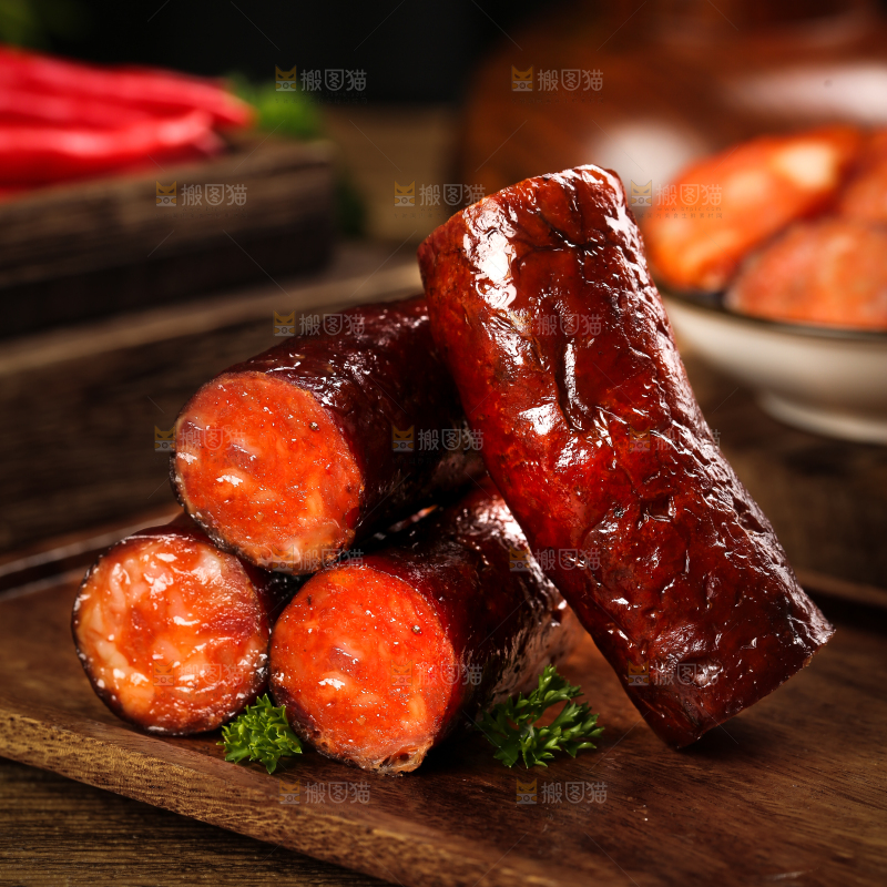 木板上摆放着烟熏香肠