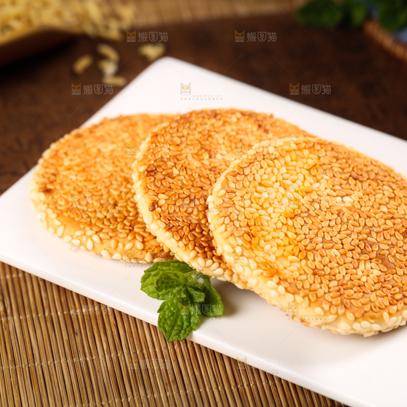 白石板上的芝麻馅饼