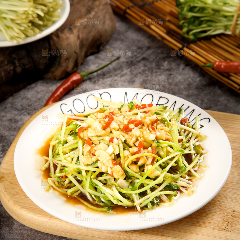 盘子里装着炒豌豆芽苗菜
