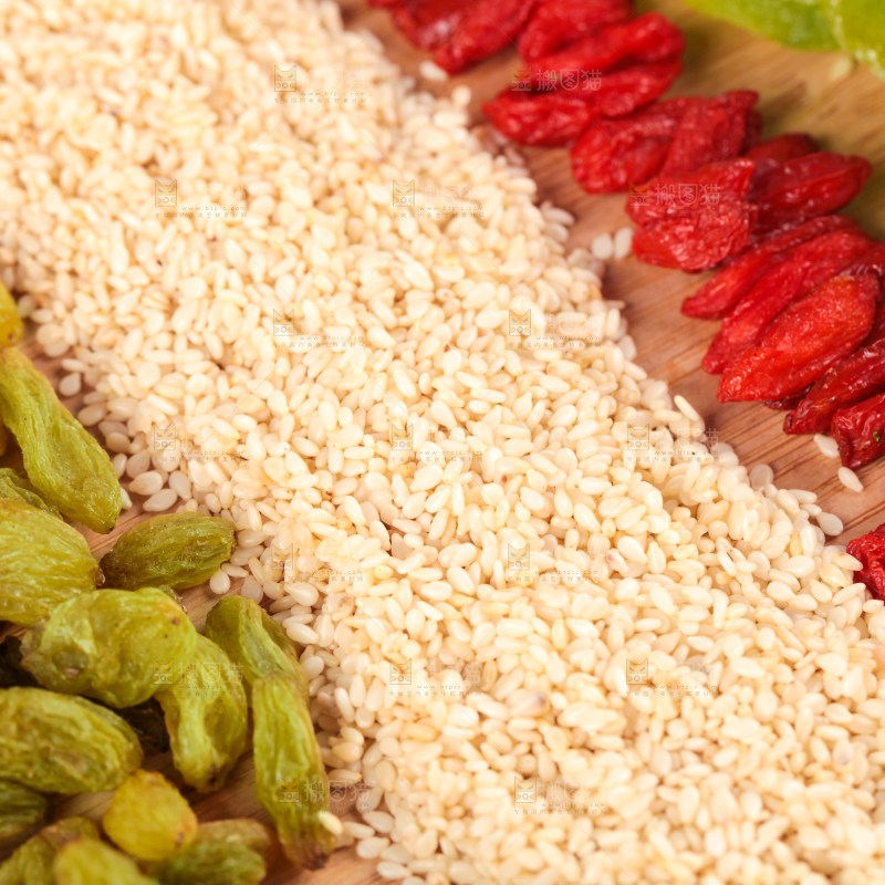 石板上放着枣夹核桃食材