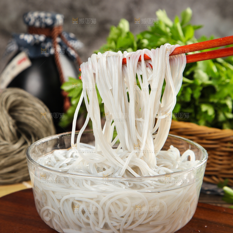 筷子夹着红薯粉