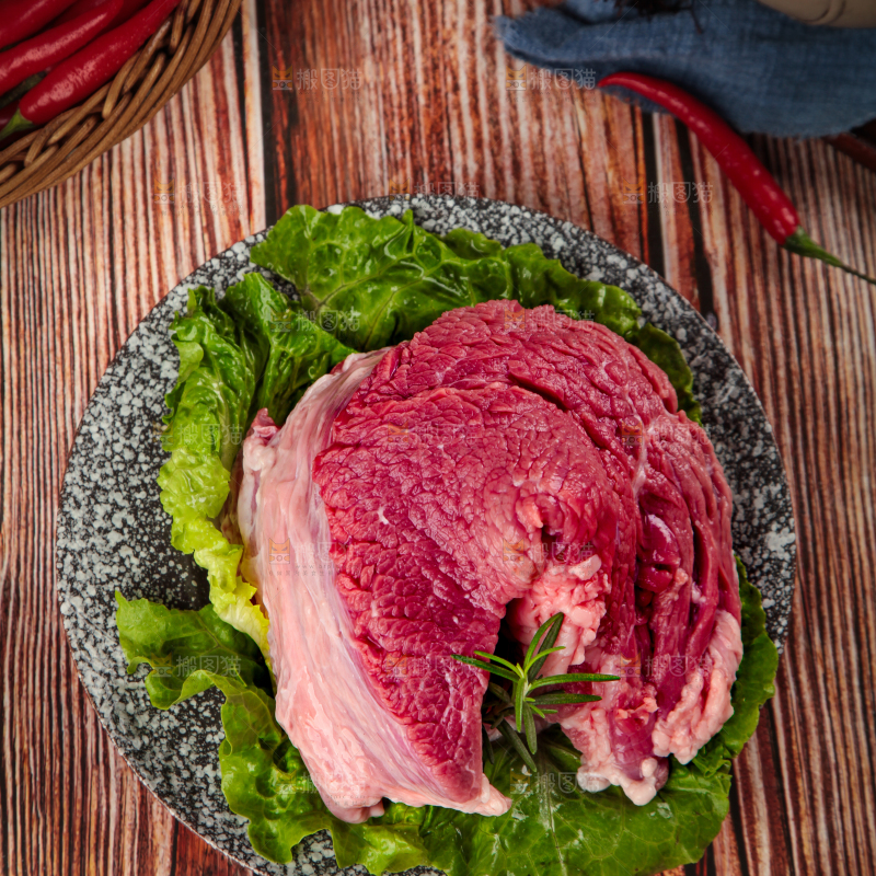 盘子里装着牛腿肉