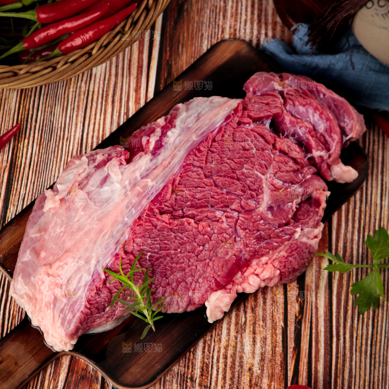 盘子里装着牛腿肉