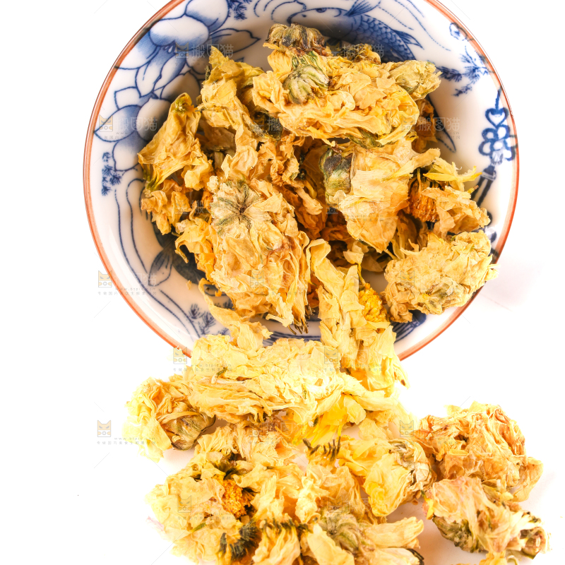 一碗干菊花放在白底上