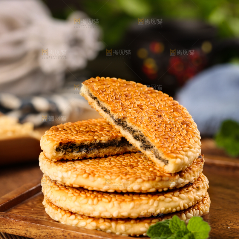 木板上放着黄石港饼