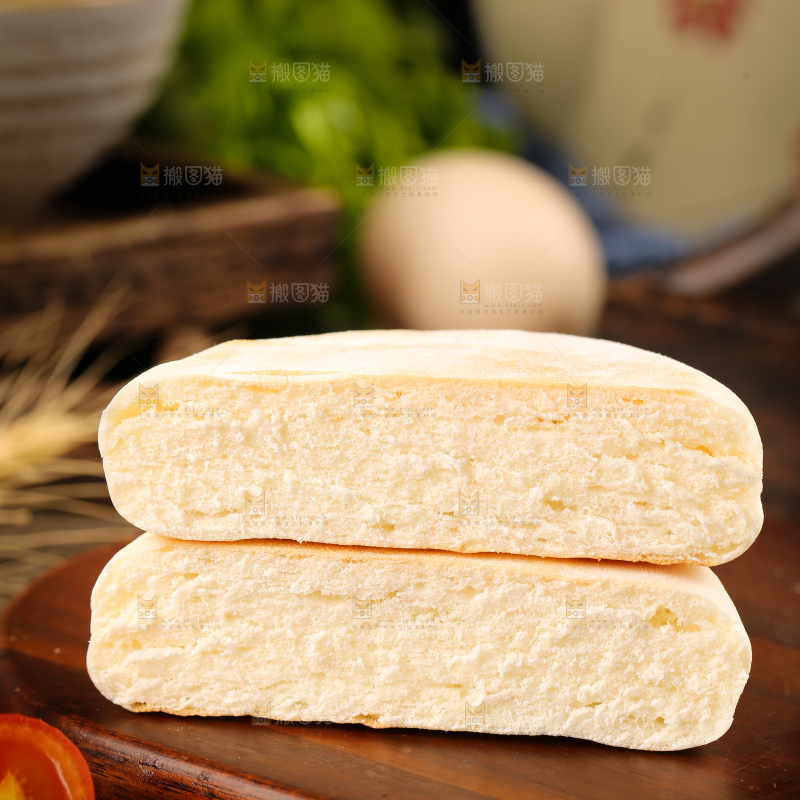 盘子里装着奶香饼