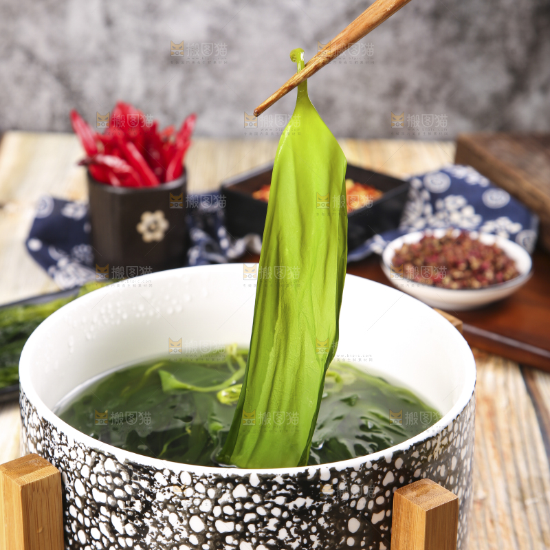 筷子上夹着小海带芽
