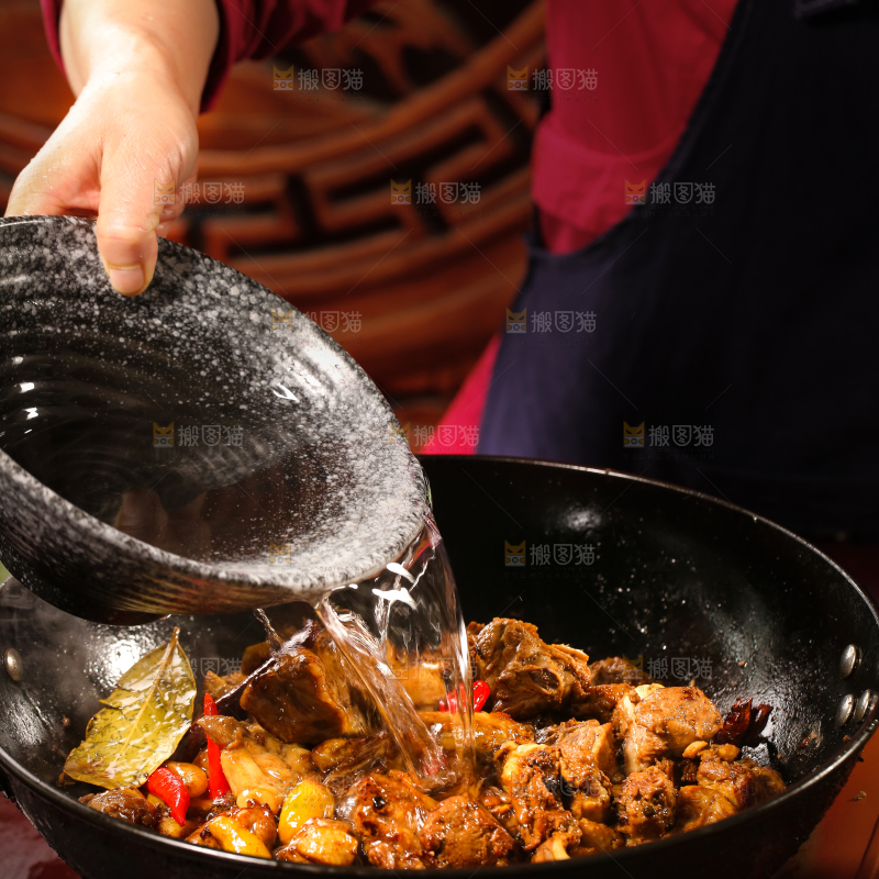 锅里装着红烧鸭