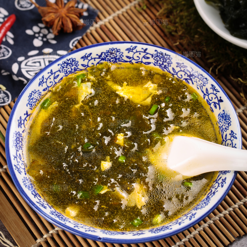 碗里装着地皮菜鸡蛋汤