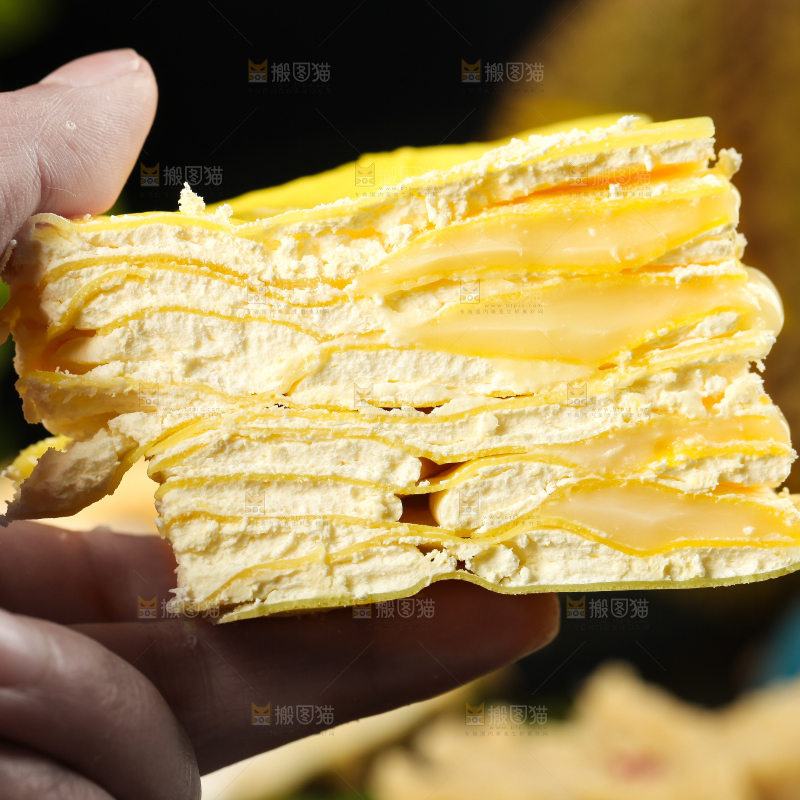 手里拿着榴莲千层饼