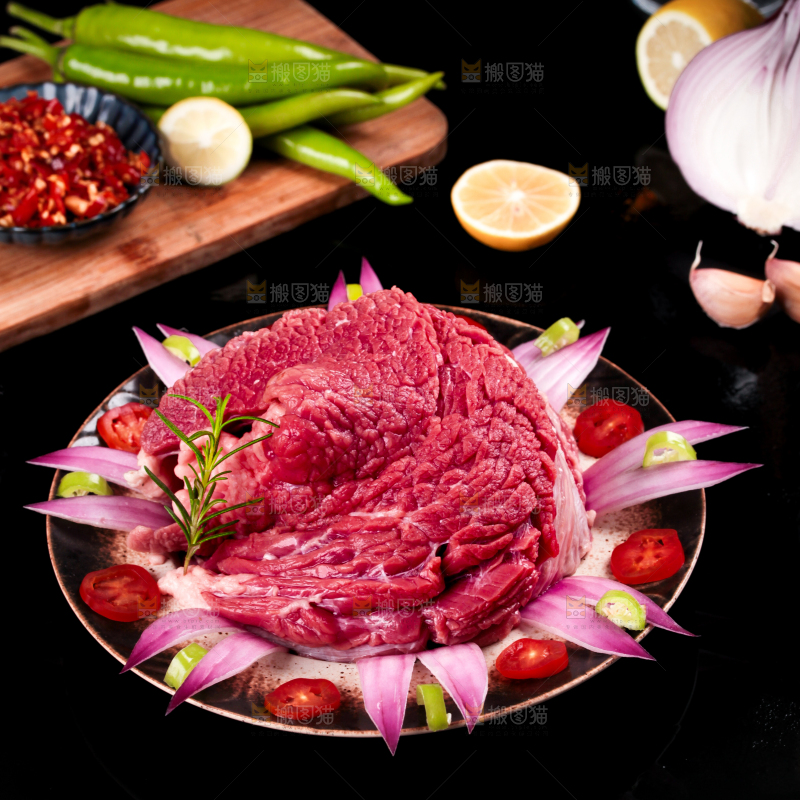 盘子里装着牛腿肉