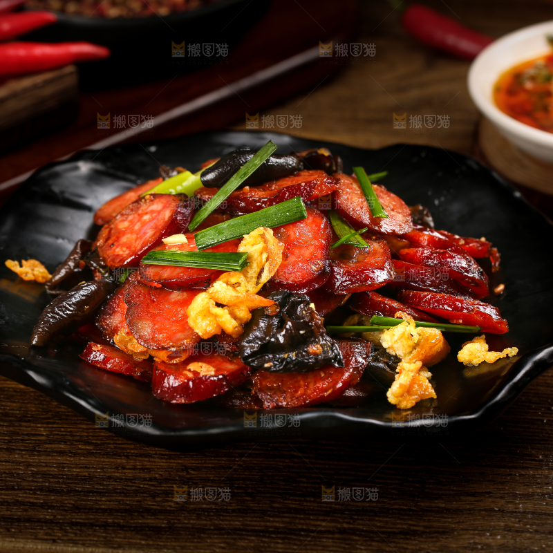 盘子里装着炒熏腊肠