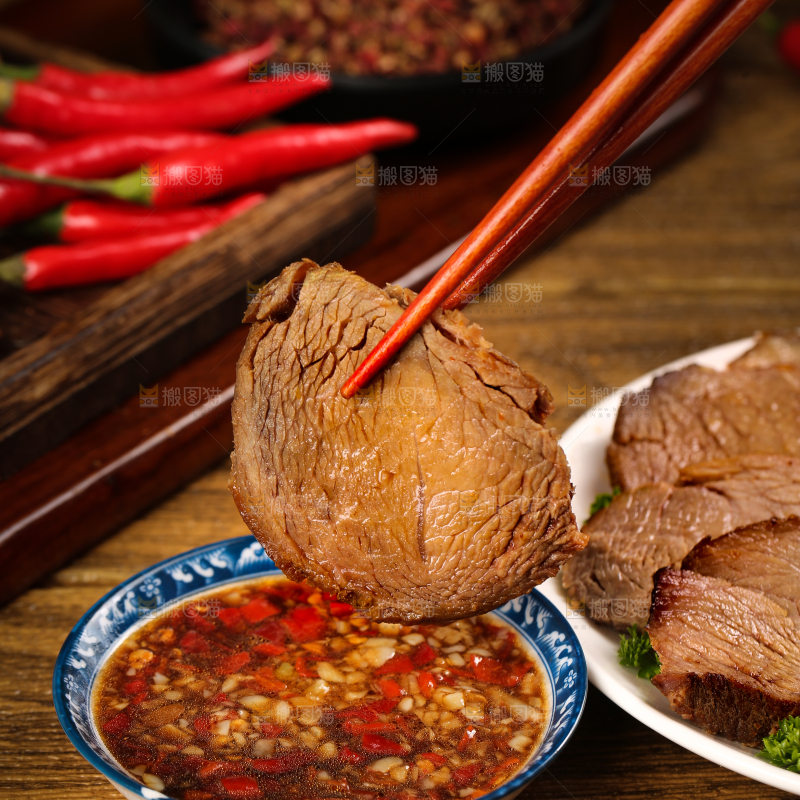 筷子上夹着卤牛肉