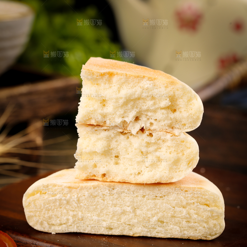 木底上放着蛋奶饼