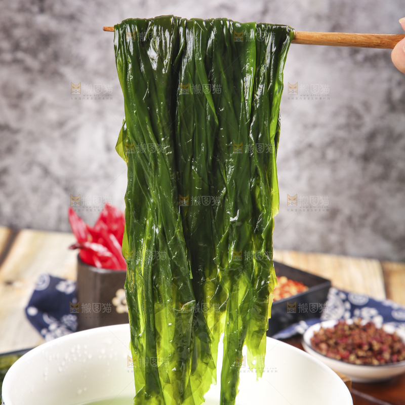 手里拿着小海带芽