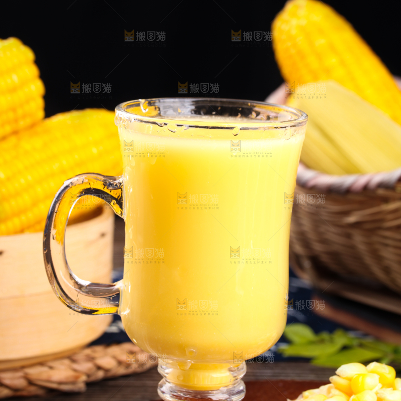 杯子里装着玉米汁